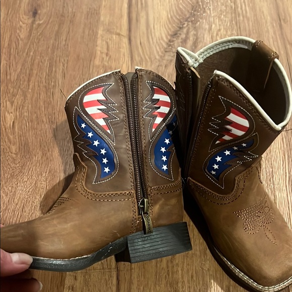 Ariat Brown Cowboy Boots with American Flag Design - Picture 3 of 16